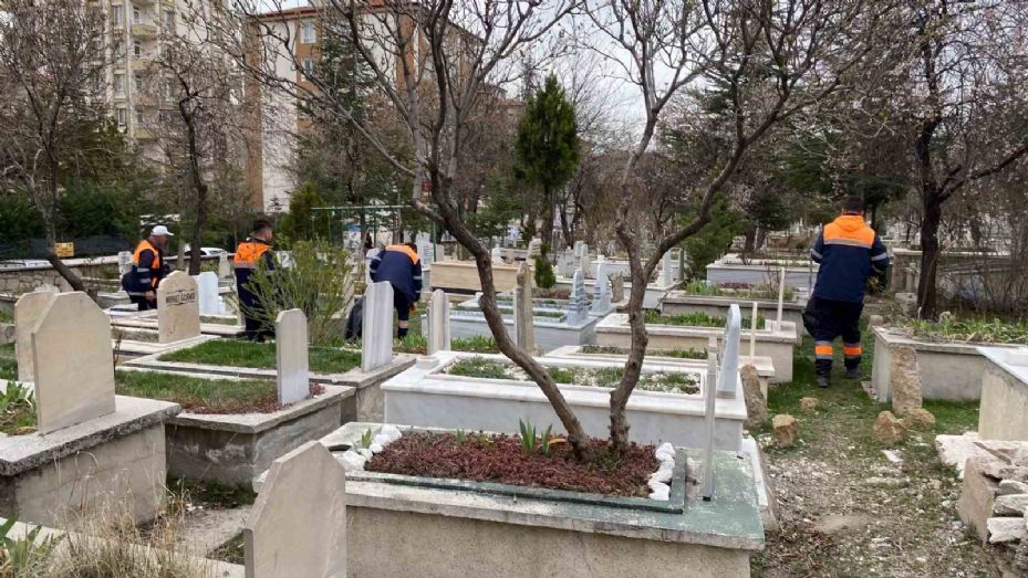 Niğde Belediyesi’nden mezarlıklarda bayram temizliği