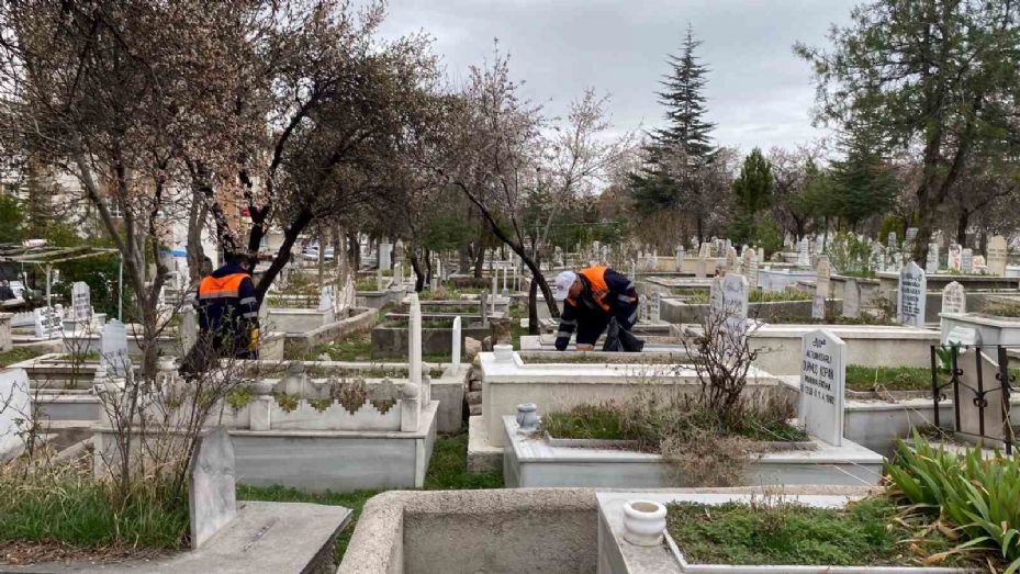 Niğde Belediyesi’nden mezarlıklarda bayram temizliği