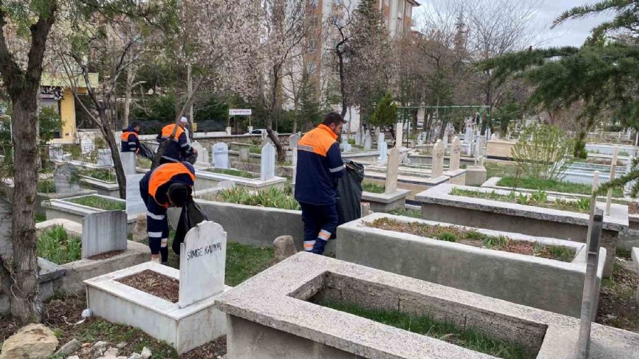 Niğde Belediyesi’nden mezarlıklarda bayram temizliği