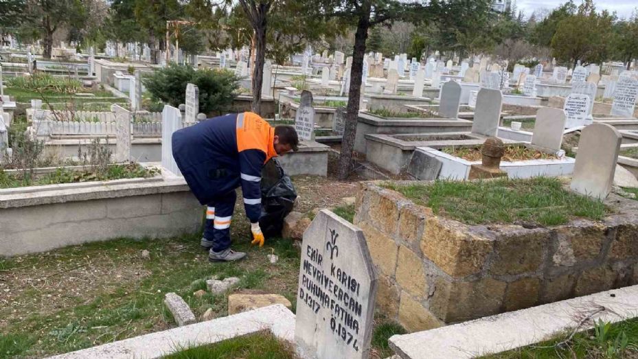 Niğde Belediyesi’nden mezarlıklarda bayram temizliği