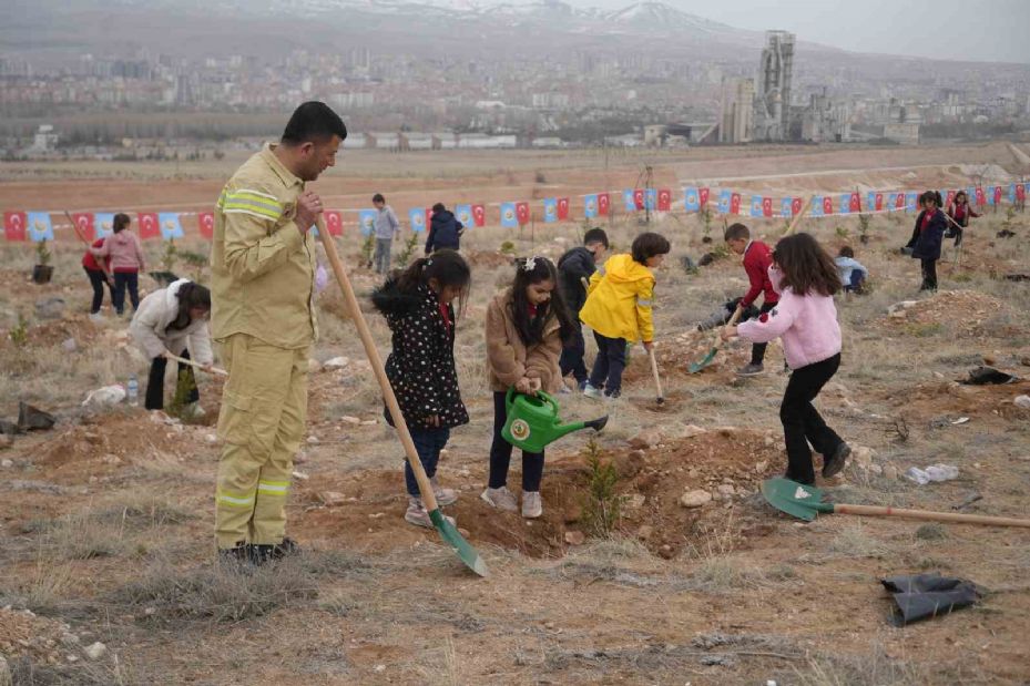 Niğde’de bin fidan toprakla buluşturuldu