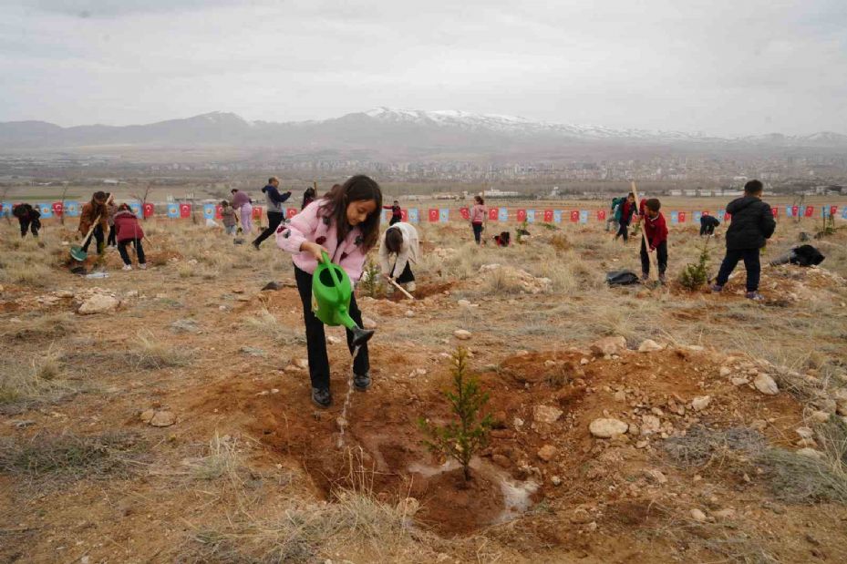 Niğde’de bin fidan toprakla buluşturuldu