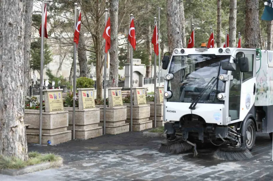 Mezarlıklarda bayram hazırlığı