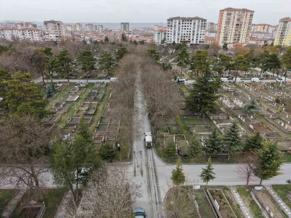 Mezarlıklarda bayram hazırlığı