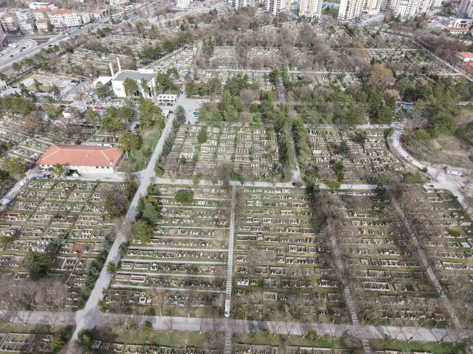 Mezarlıklarda bayram hazırlığı