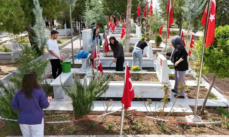 Üniversitelilerden bayram öncesi anlamlı hareket: "Şehitlerimizin sayesinde bu güzel ülkede yaşıyoruz"