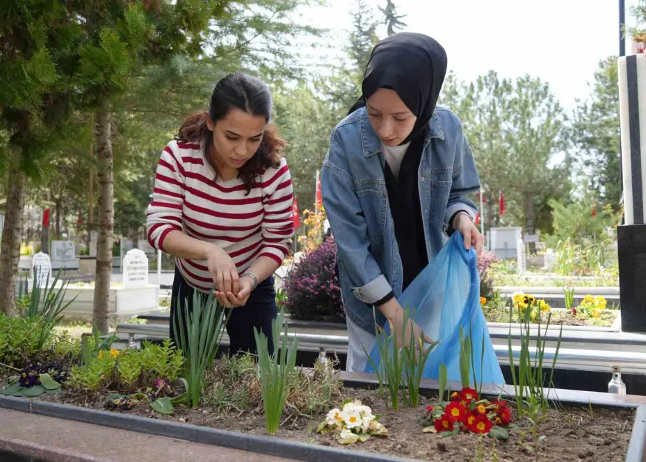Üniversitelilerden bayram öncesi anlamlı hareket: "Şehitlerimizin sayesinde bu güzel ülkede yaşıyoruz"