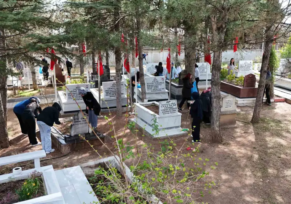 Üniversitelilerden bayram öncesi anlamlı hareket: "Şehitlerimizin sayesinde bu güzel ülkede yaşıyoruz"