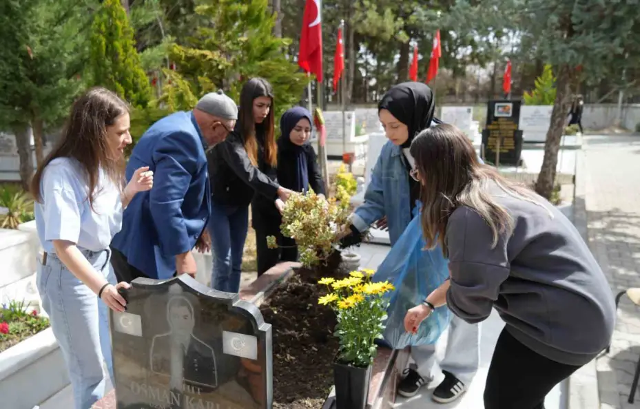 Üniversitelilerden bayram öncesi anlamlı hareket: "Şehitlerimizin sayesinde bu güzel ülkede yaşıyoruz"