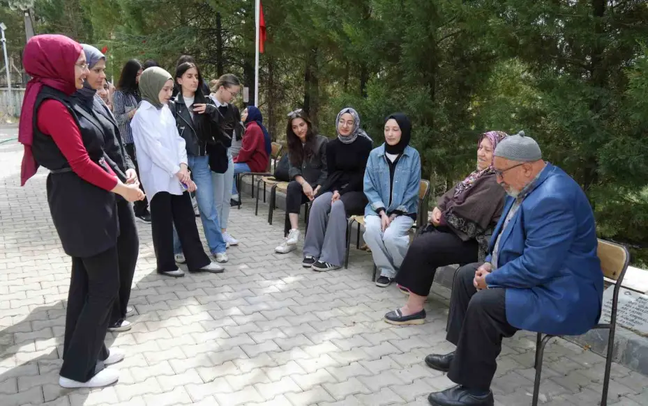 Üniversitelilerden bayram öncesi anlamlı hareket: "Şehitlerimizin sayesinde bu güzel ülkede yaşıyoruz"