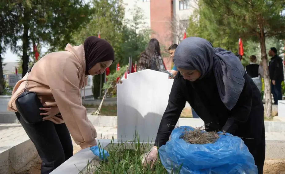 Üniversitelilerden bayram öncesi anlamlı hareket: "Şehitlerimizin sayesinde bu güzel ülkede yaşıyoruz"
