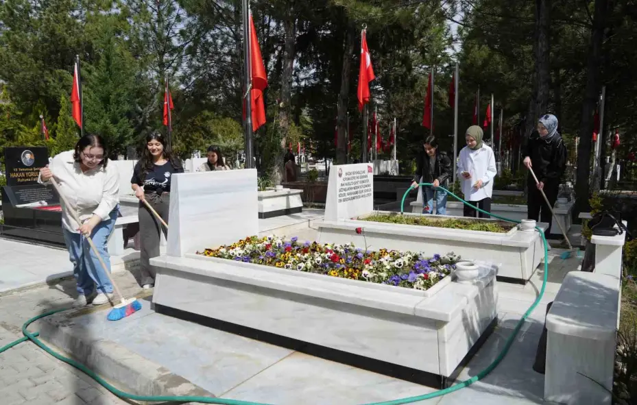 Üniversitelilerden bayram öncesi anlamlı hareket: "Şehitlerimizin sayesinde bu güzel ülkede yaşıyoruz"