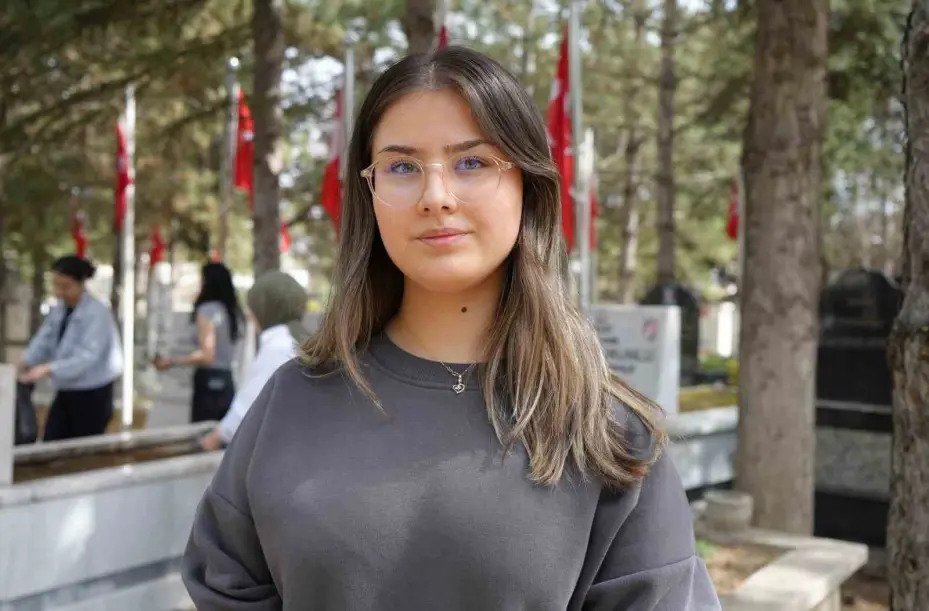 Üniversitelilerden bayram öncesi anlamlı hareket: "Şehitlerimizin sayesinde bu güzel ülkede yaşıyoruz"