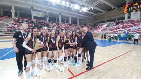 Eskişehir’de Midi Kızlar Voleybol final etabı sona erdi