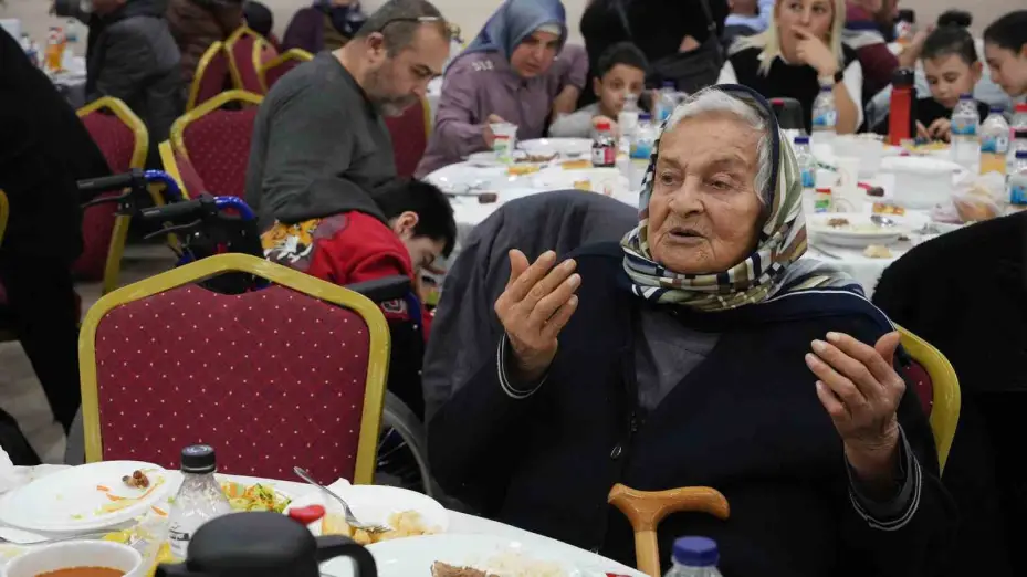 200 bin kişi Keçiören’de iftar yaptı