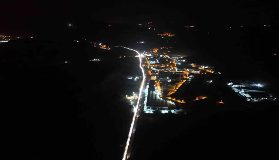 43 ilin geçiş noktasında bayram trafiği böyle görüntülendi