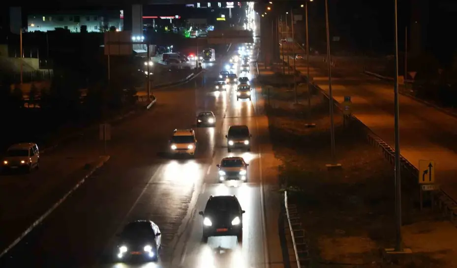 43 ilin geçiş noktasında bayram trafiği böyle görüntülendi