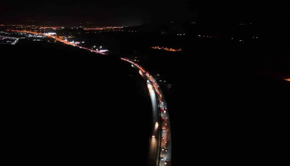 43 ilin geçiş noktasında bayram trafiği böyle görüntülendi