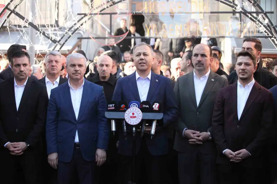 İçişleri Bakanı Yerlikaya bayram namazını Konya’da kıldı