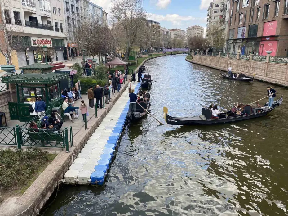 Bayramda Eskişehir’e gelen turistler gondol seferlerini yoğunlaştırdı