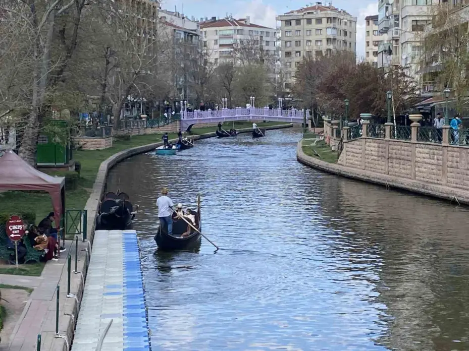 Bayramda Eskişehir’e gelen turistler gondol seferlerini yoğunlaştırdı