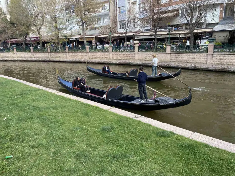 Bayramda Eskişehir’e gelen turistler gondol seferlerini yoğunlaştırdı