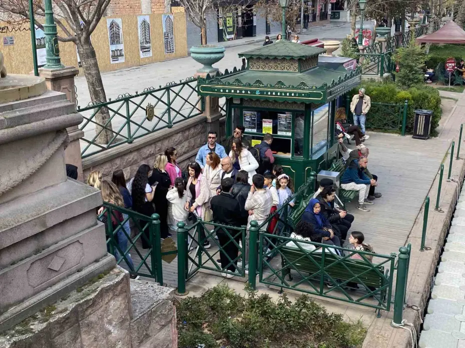 Bayramda Eskişehir’e gelen turistler gondol seferlerini yoğunlaştırdı