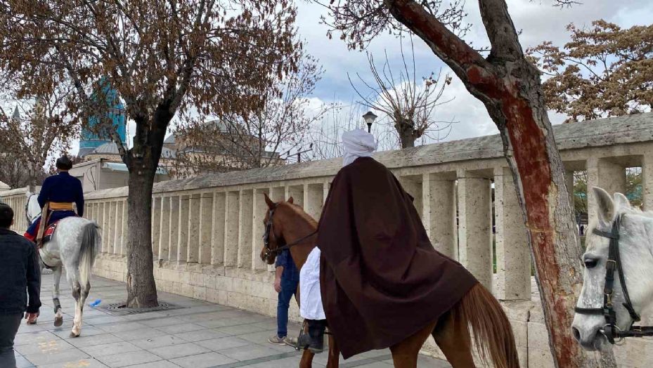 İspanya’dan at sırtında hac için yola çıkan 3 arkadaş Mevlana Müzesini ziyaret etti