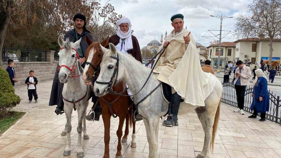 İspanya’dan at sırtında hac için yola çıkan 3 arkadaş Mevlana Müzesini ziyaret etti