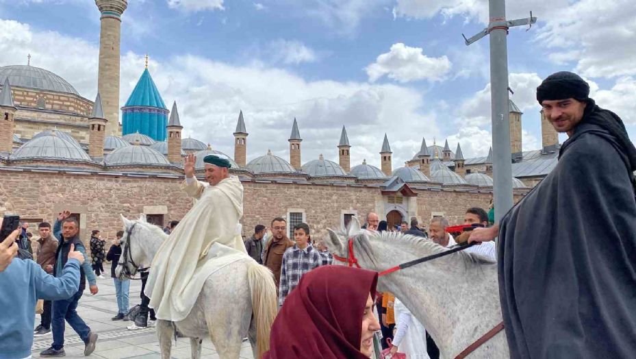 İspanya’dan at sırtında hac için yola çıkan 3 arkadaş Mevlana Müzesini ziyaret etti
