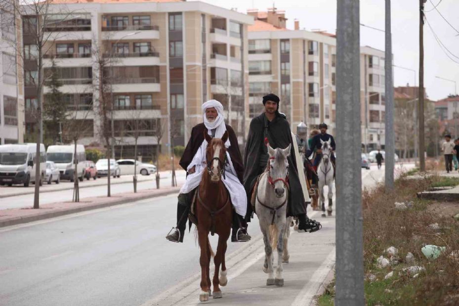 İspanya’dan at sırtında hac için yola çıkan 3 arkadaş Mevlana Müzesini ziyaret etti