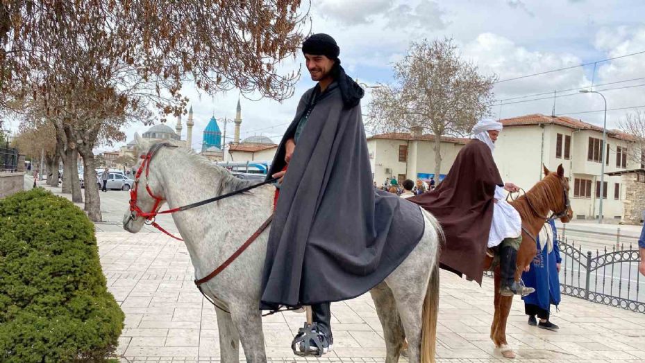 İspanya’dan at sırtında hac için yola çıkan 3 arkadaş Mevlana Müzesini ziyaret etti