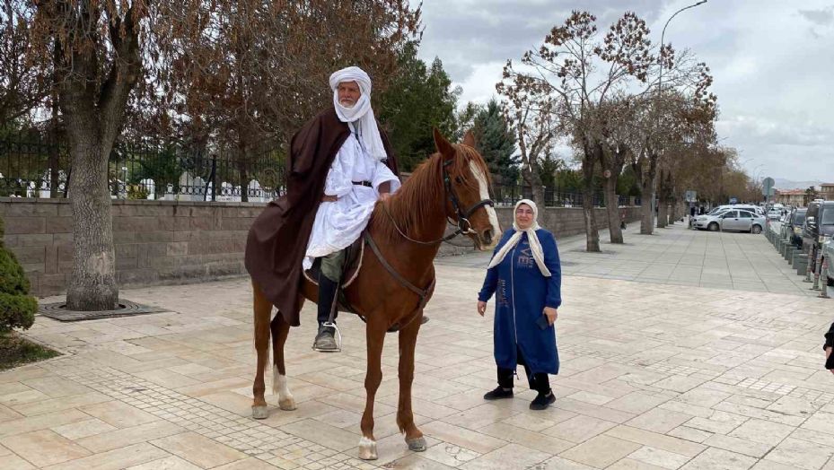 İspanya’dan at sırtında hac için yola çıkan 3 arkadaş Mevlana Müzesini ziyaret etti