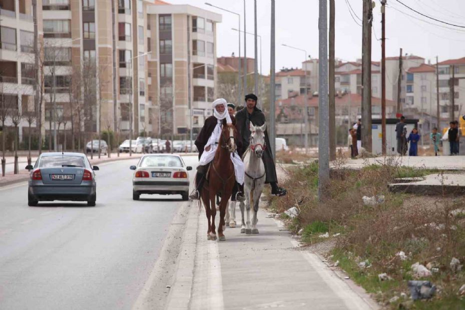 İspanya’dan at sırtında hac için yola çıkan 3 arkadaş Mevlana Müzesini ziyaret etti