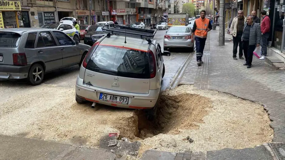 Yağışın etkisiyle çöken zeminde park halinde olan otomobil çukura düştü
