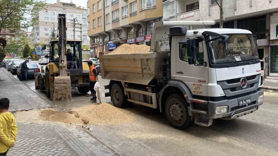 Yağışın etkisiyle çöken zeminde park halinde olan otomobil çukura düştü