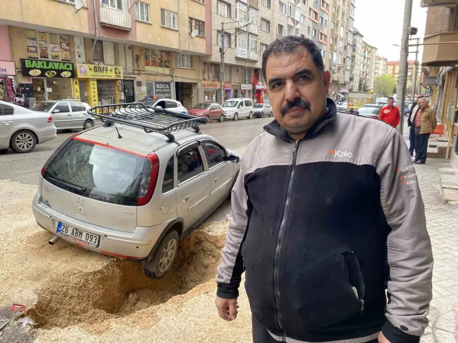 Yağışın etkisiyle çöken zeminde park halinde olan otomobil çukura düştü