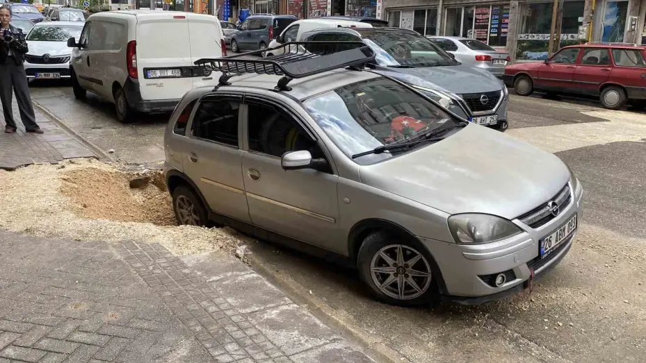 Yağışın etkisiyle çöken zeminde park halinde olan otomobil çukura düştü