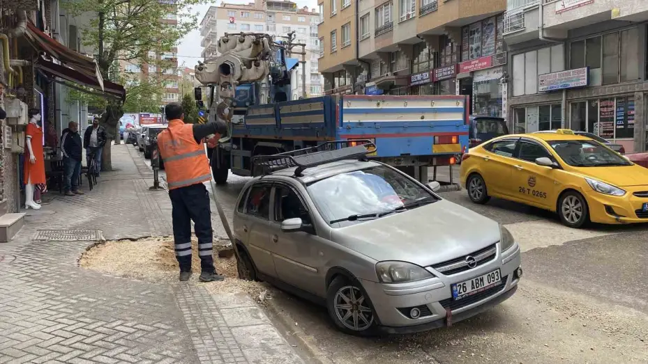 Yağışın etkisiyle çöken zeminde park halinde olan otomobil çukura düştü