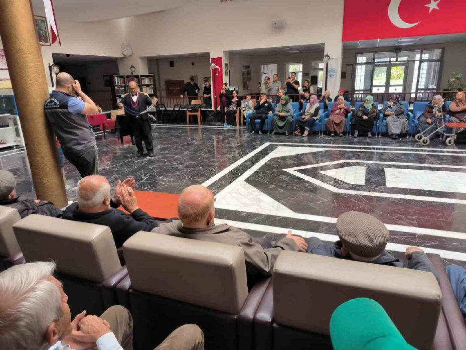 Yaşlı çınarlar bayramda illüzyon gösterisi ile keyiflendi