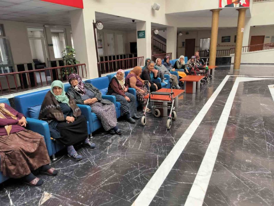 Yaşlı çınarlar bayramda illüzyon gösterisi ile keyiflendi