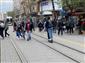 Tramvay yolunda aynı scooter’a binen 2 kişi önlerine gelene zil çaldı