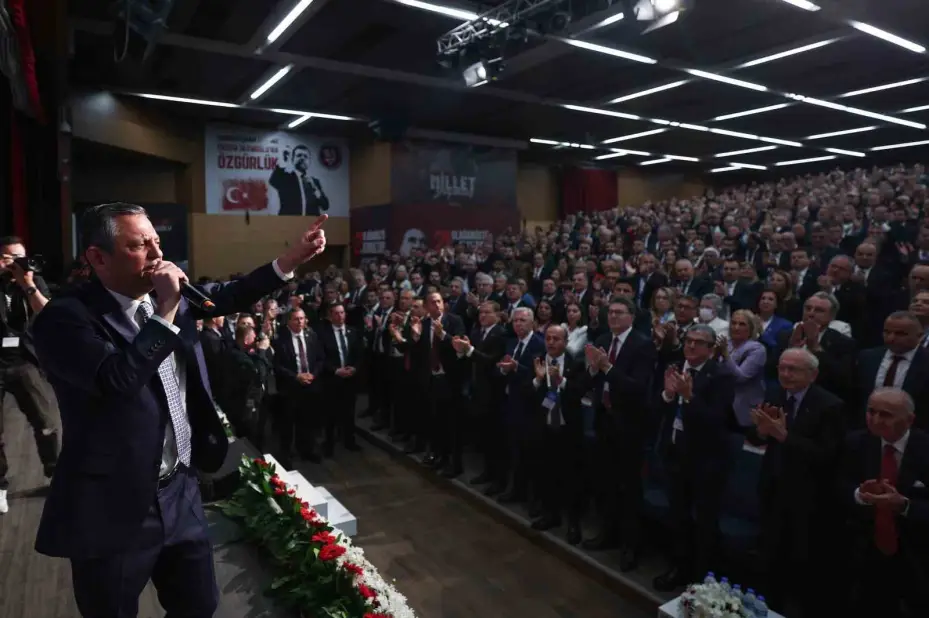 CHP Lideri Özel: "Gençlerin umudu için buradayız"