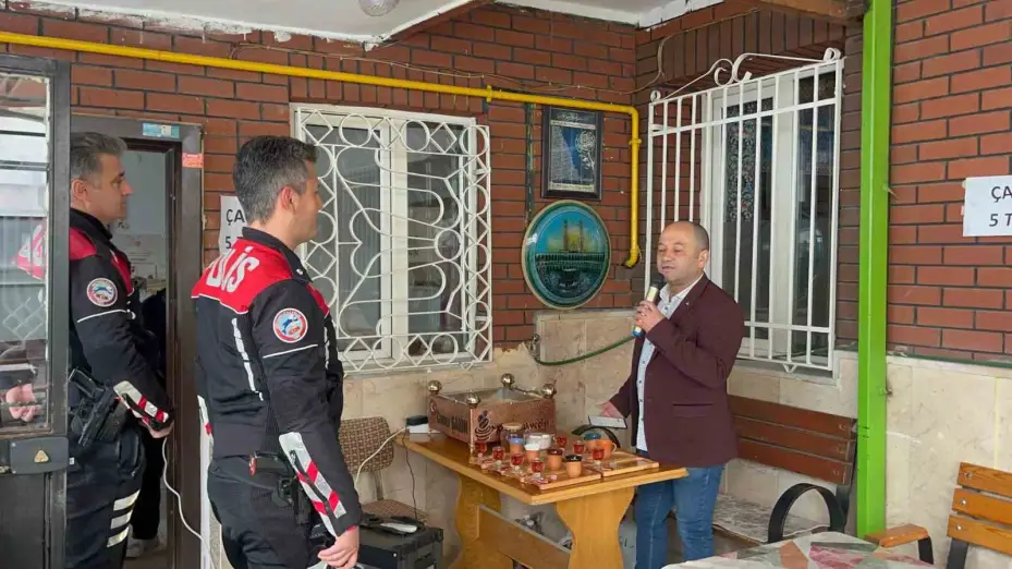 (ÖZEL) ‘Camide kavga var’ diye gelen ekibini şiir ve dua ile karşıladılar