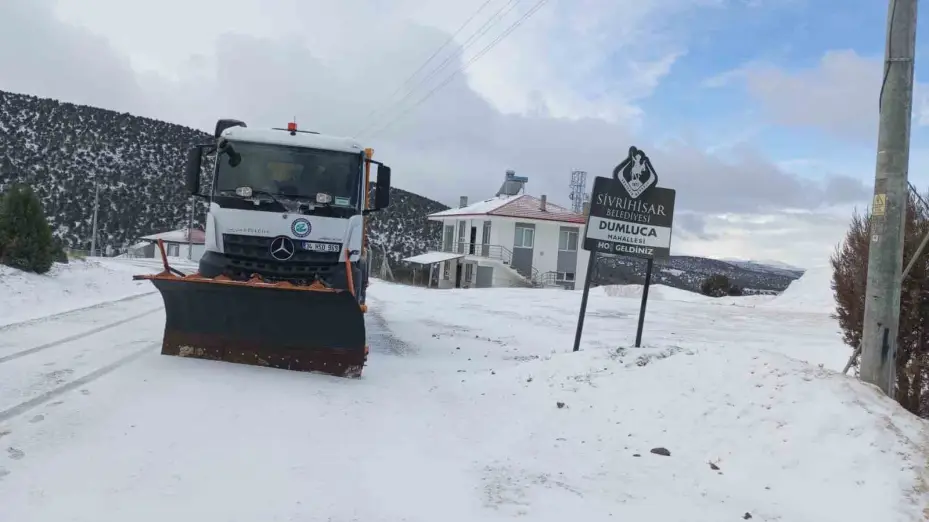 Sivrihisar ve Seyitgazi’de kar küreme ve tuzlama çalışmaları başladı