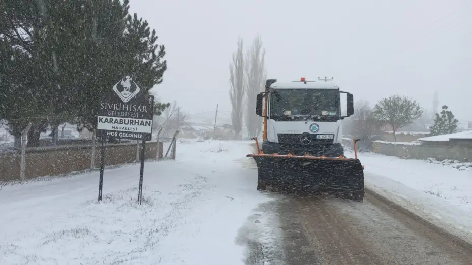 Sivrihisar ve Seyitgazi’de kar küreme ve tuzlama çalışmaları başladı