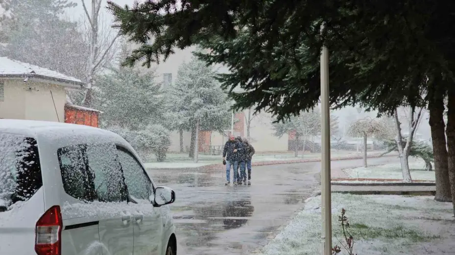 Kayseri’de kar ve şiddetli rüzgar
