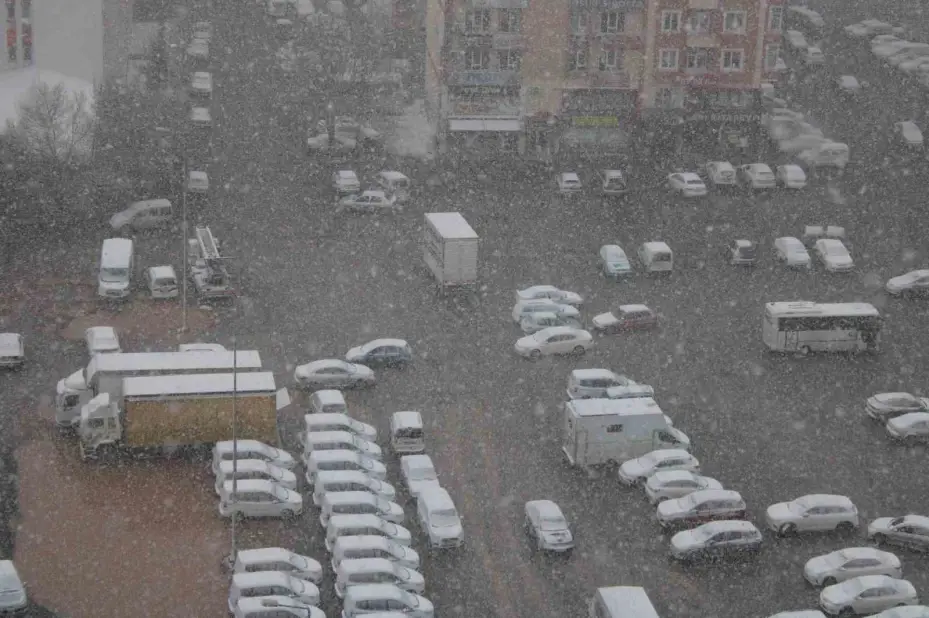 Kayseri’de kar ve şiddetli rüzgar