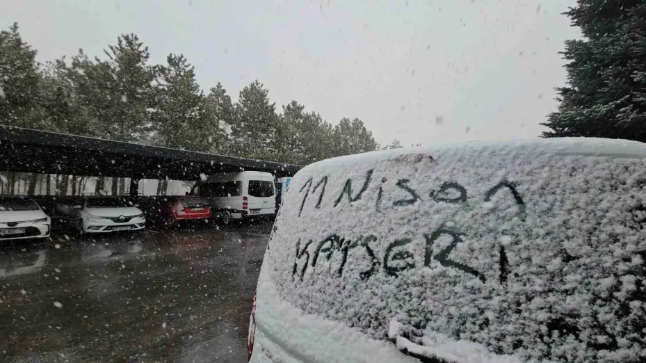 Kayseri’de kar ve şiddetli rüzgar