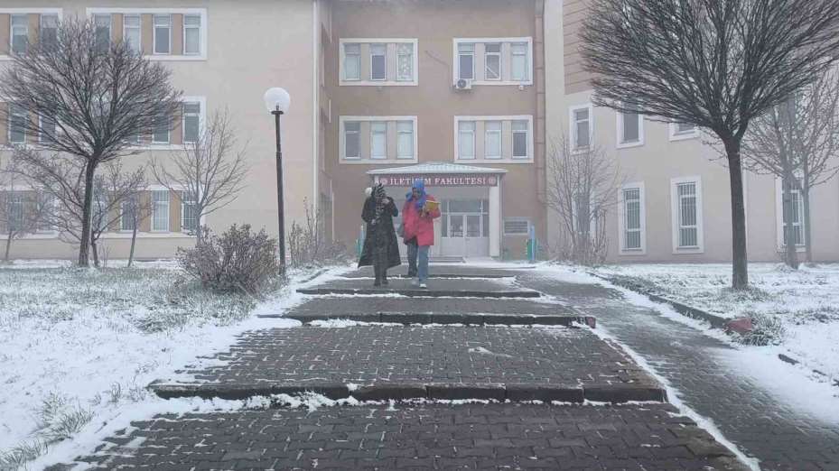 Sivas’ta kar ve tipi etkili oldu